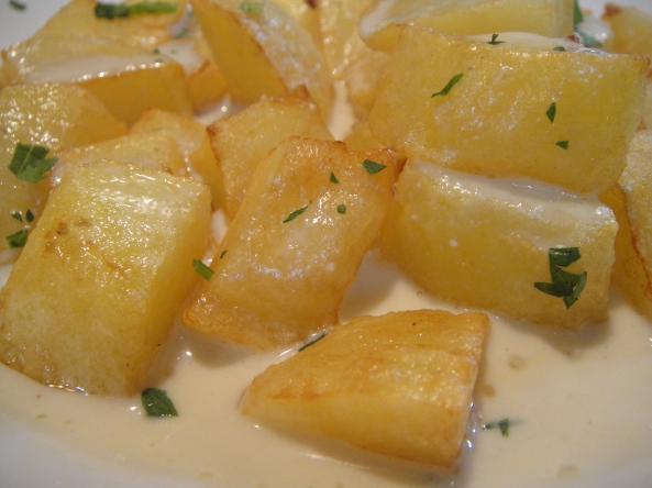 Patatas al cabrales / Batatas ao molho de queijo de cabra